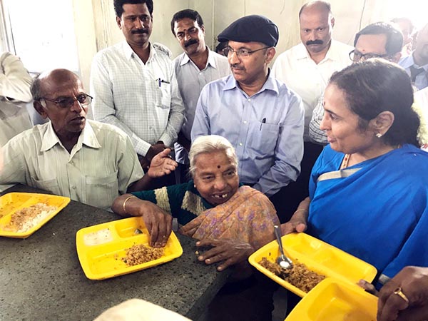 ‘ಇಂದಿರಾ ಕ್ಯಾಂಟಿನ್’ ಶುಚಿತ್ವ ಪರಿಶೀಲಿಸಿದ ರಾಜ್ಯ ಸರಕಾರದ ಮುಖ್ಯ ಕಾರ್ಯದರ್ಶಿ ರತ್ನಪ್ರಭಾ